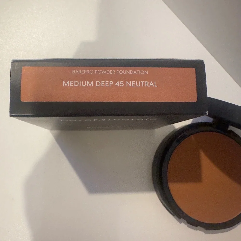 bareMinerals BAREPRO 24HR Wear Powder Foundation Medium Deep 45 Neutral 8g
